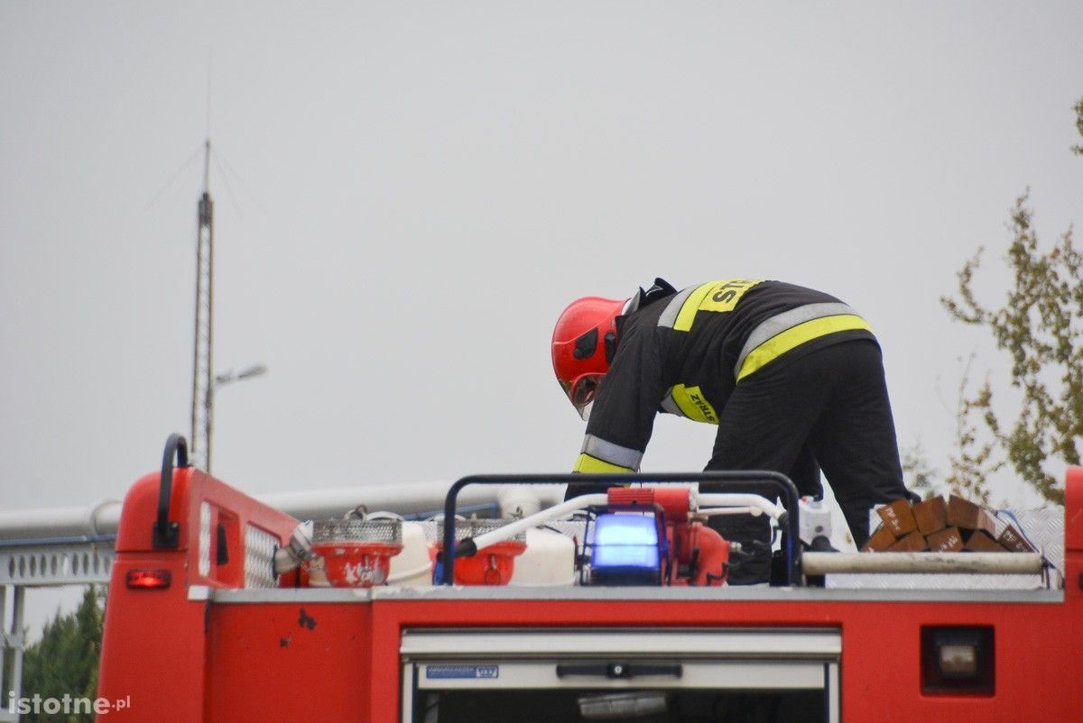 Wybuch na terenie bazy paliw Orlen. Poszkodowanego uratowali strażacy