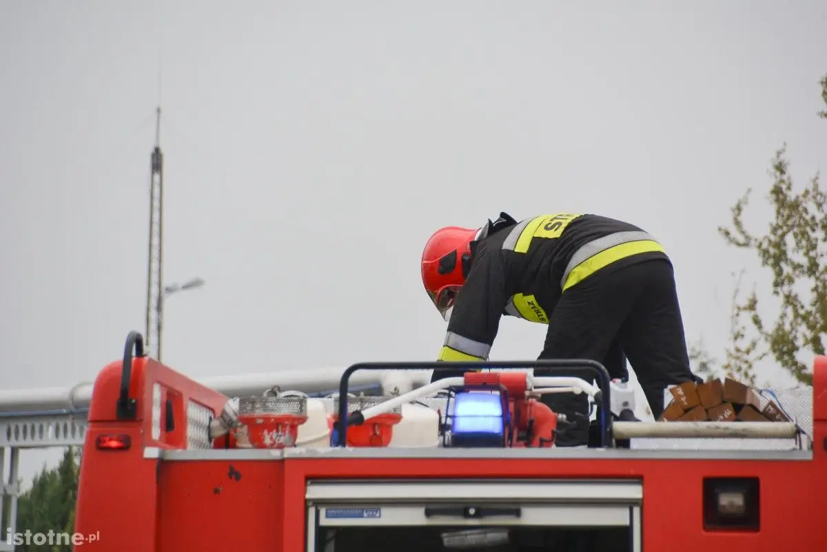 Wybuch na terenie bazy paliw Orlen. Poszkodowanego uratowali strażacy