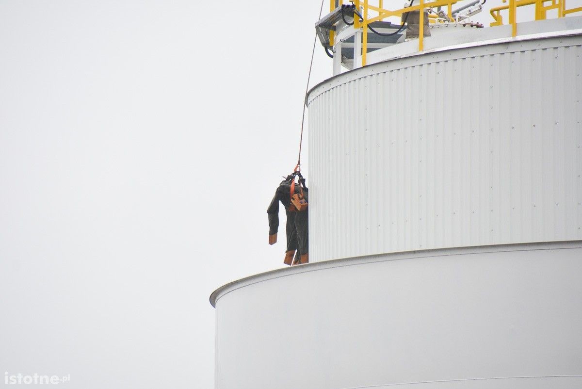 Wybuch na terenie bazy paliw Orlen. Poszkodowanego uratowali strażacy