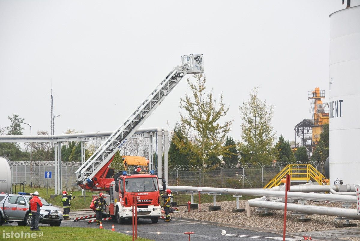 Wybuch na terenie bazy paliw Orlen. Poszkodowanego uratowali strażacy
