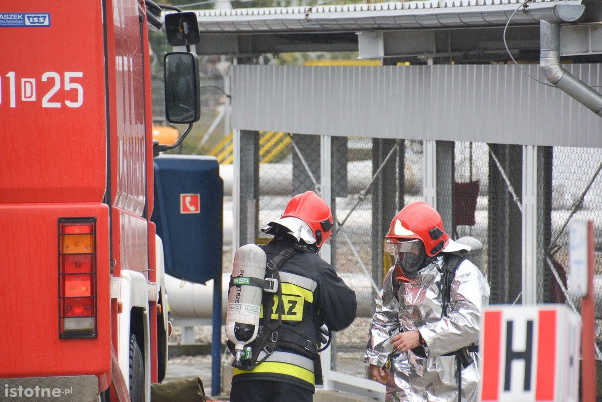 Wybuch na terenie bazy paliw Orlen. Poszkodowanego uratowali strażacy