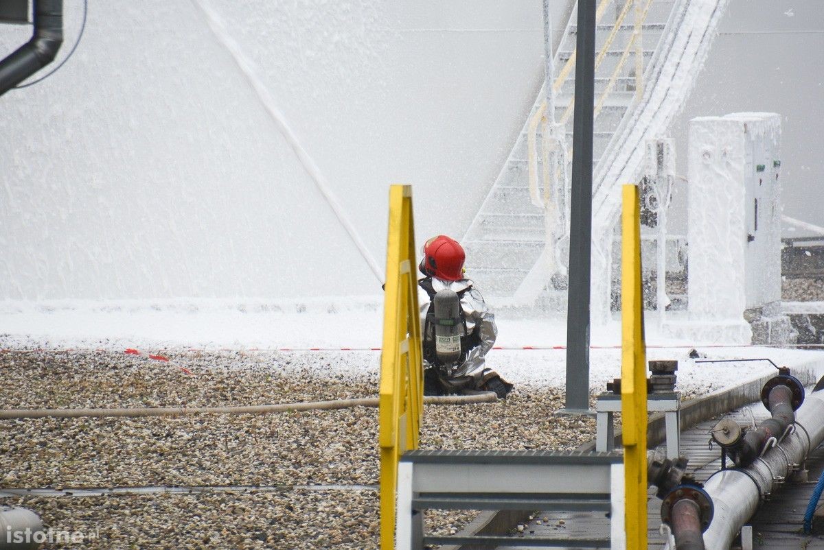 Wybuch na terenie bazy paliw Orlen. Poszkodowanego uratowali strażacy