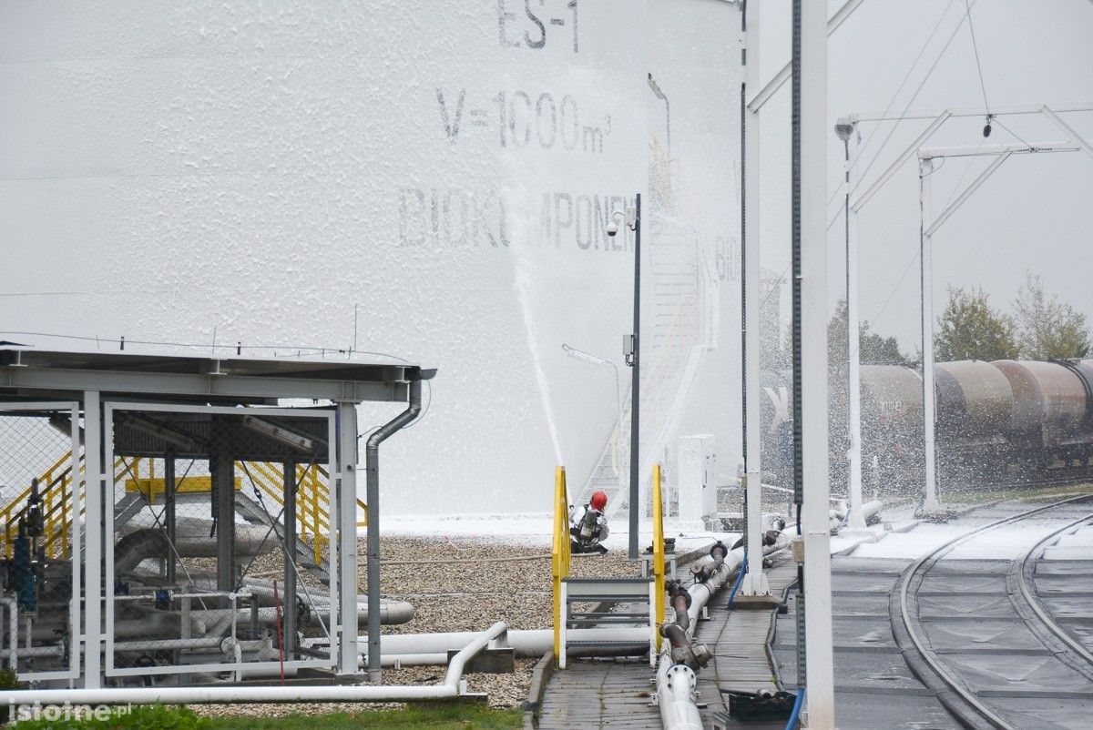 Wybuch na terenie bazy paliw Orlen. Poszkodowanego uratowali strażacy