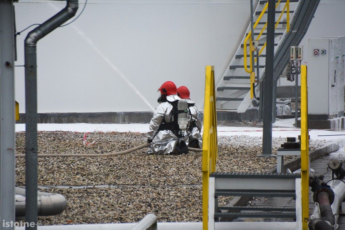 Wybuch na terenie bazy paliw Orlen. Poszkodowanego uratowali strażacy