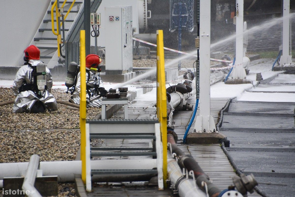 Wybuch na terenie bazy paliw Orlen. Poszkodowanego uratowali strażacy