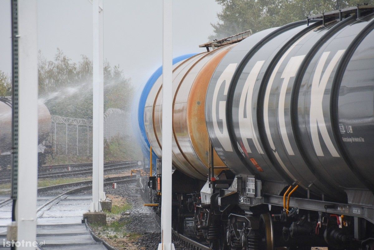 Wybuch na terenie bazy paliw Orlen. Poszkodowanego uratowali strażacy