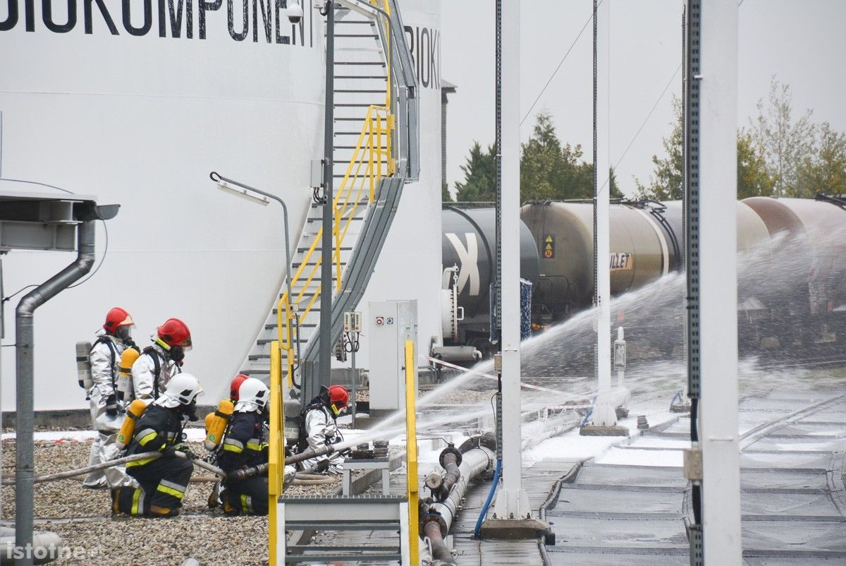 Wybuch na terenie bazy paliw Orlen. Poszkodowanego uratowali strażacy