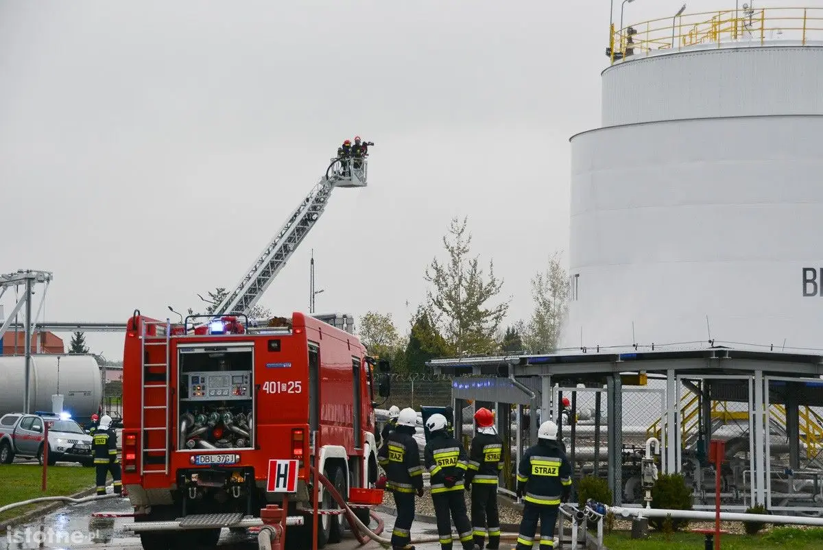 Wybuch na terenie bazy paliw Orlen. Poszkodowanego uratowali strażacy