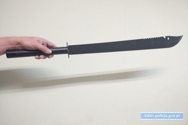 Maczetą i nożem próbowali wymusić na 20-latku oddanie długu