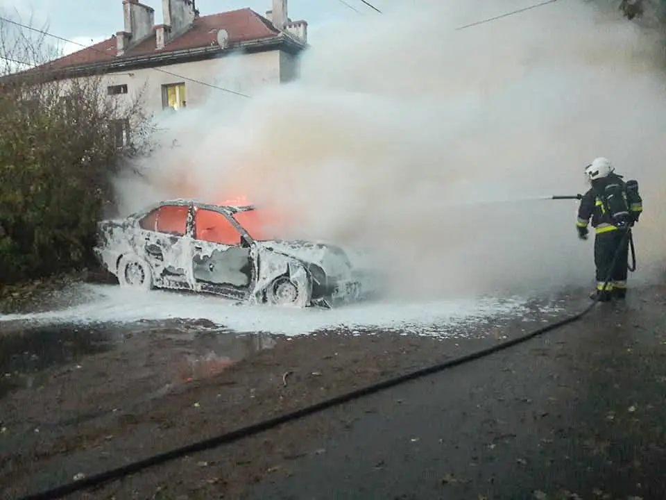 Samochód spłonął w Iwinach