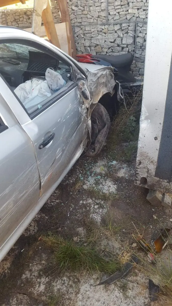 Wypadek w Gościszowie. Kompletnie pijany mężczyzna wjechał w ogrodzenie