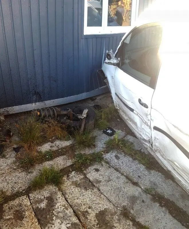 Wypadek w Gościszowie. Kompletnie pijany mężczyzna wjechał w ogrodzenie