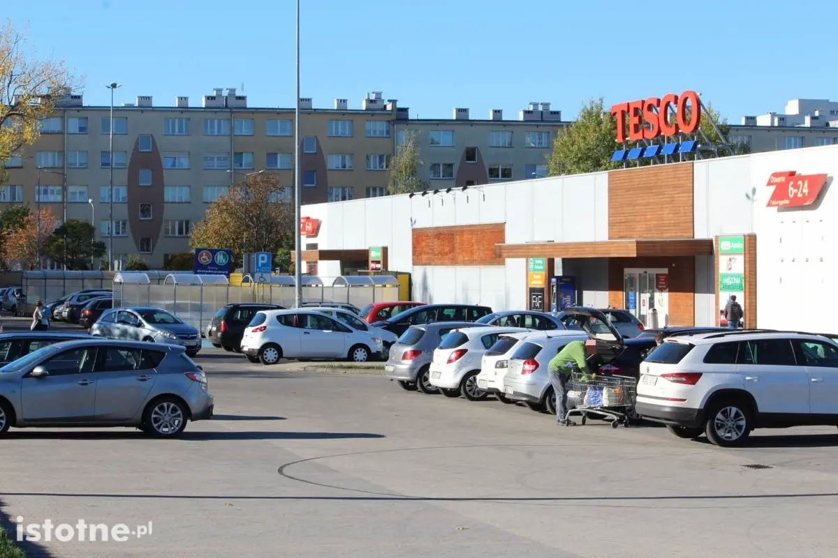 Samochody na parkingach przed marketami