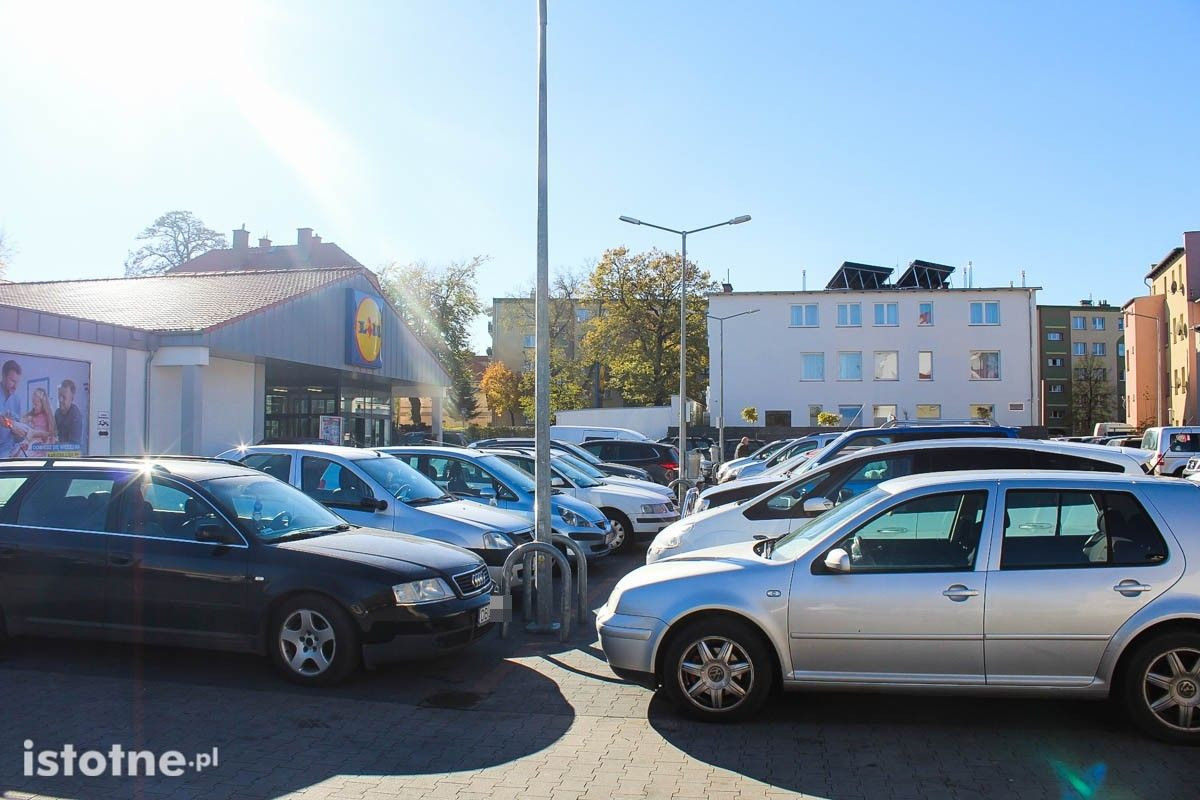 Samochody na parkingach przed marketami