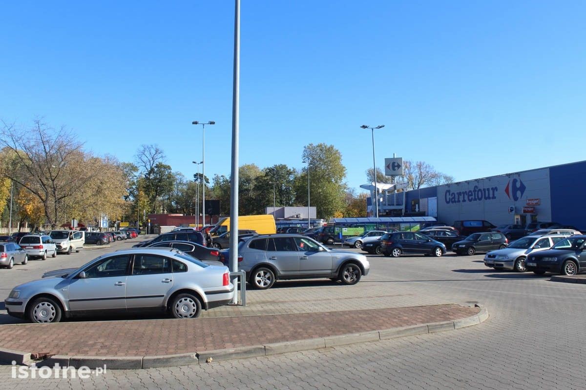 Samochody na parkingach przed marketami