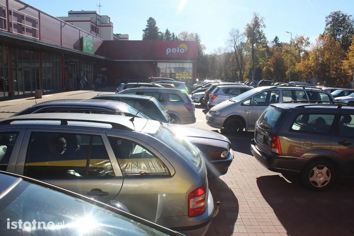 Samochody na parkingach przed marketami