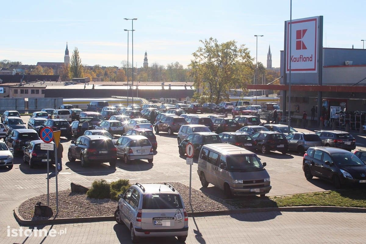 Samochody przed marketem