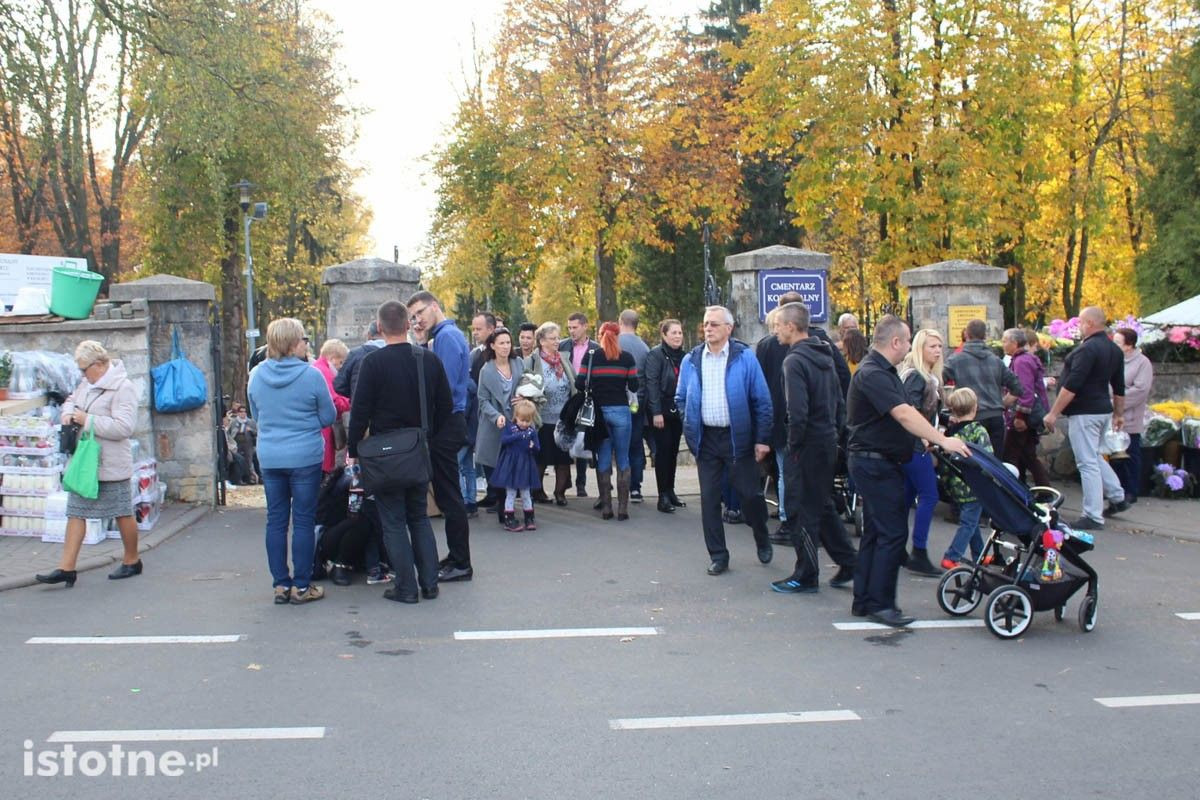 Bolesławianie odwiedzają groby swoich bliskich