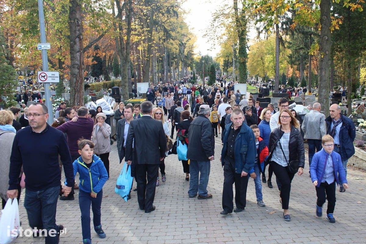 Bolesławianie odwiedzają groby swoich bliskich