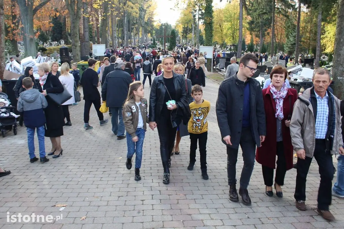 Bolesławianie odwiedzają groby swoich bliskich