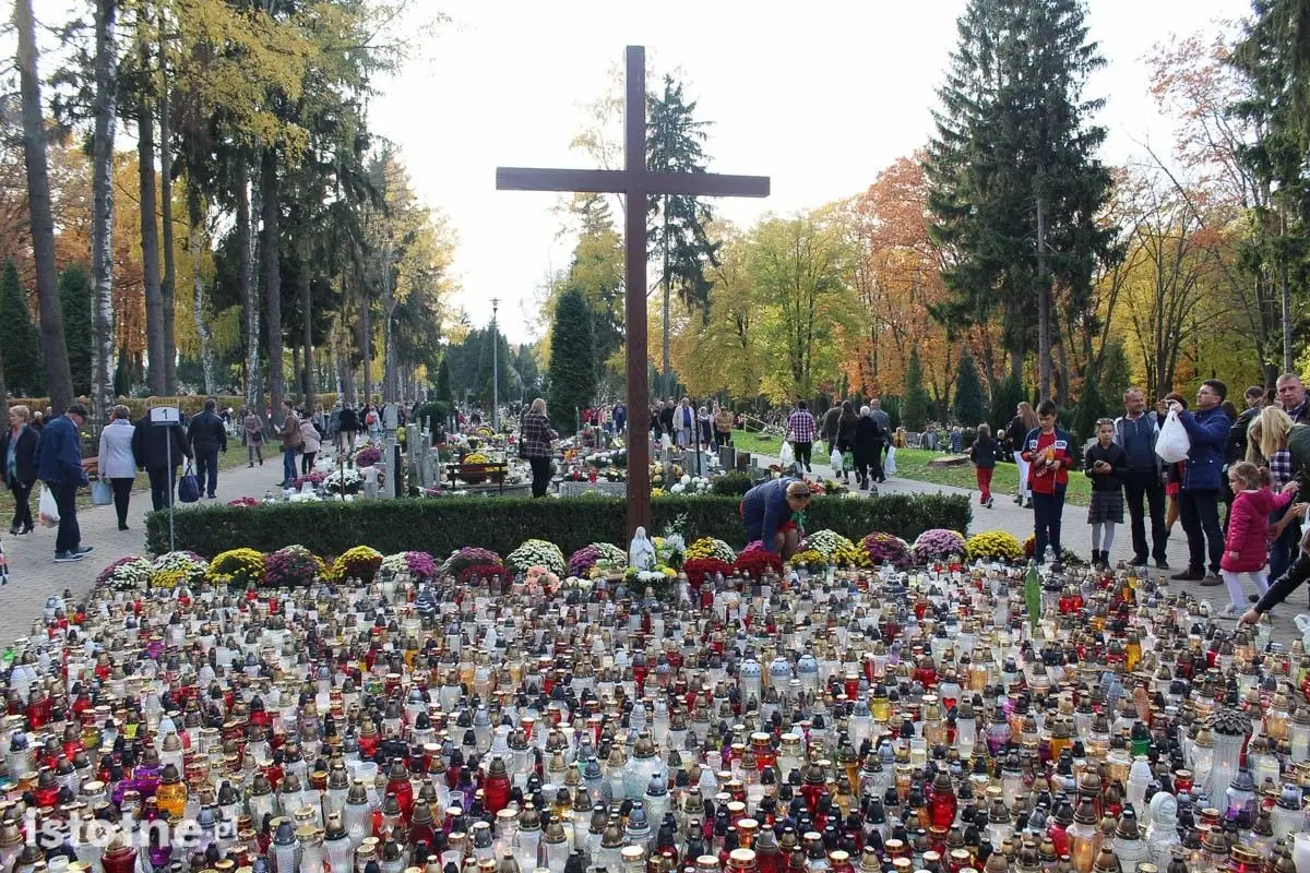 Bolesławianie odwiedzają groby swoich bliskich