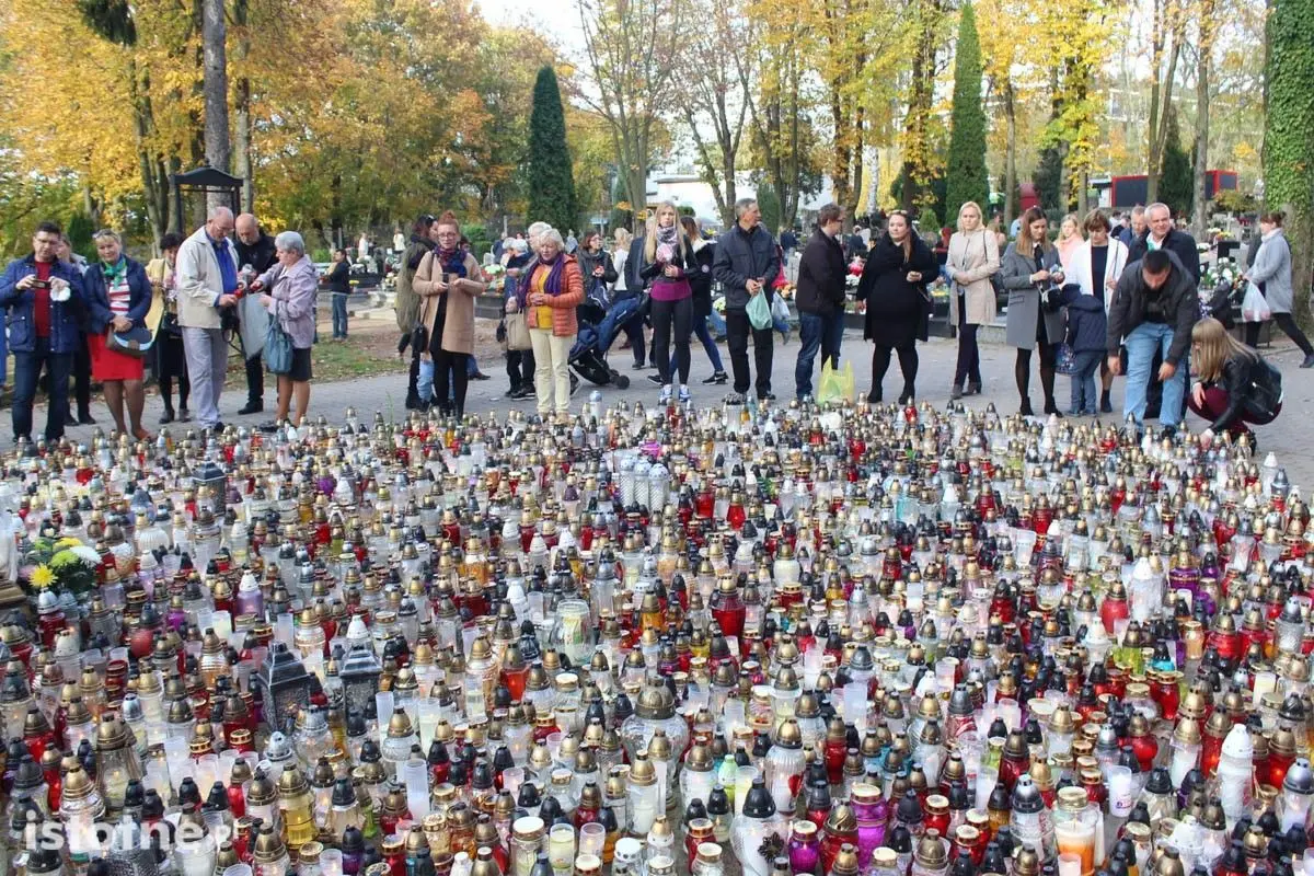 Bolesławianie odwiedzają groby swoich bliskich