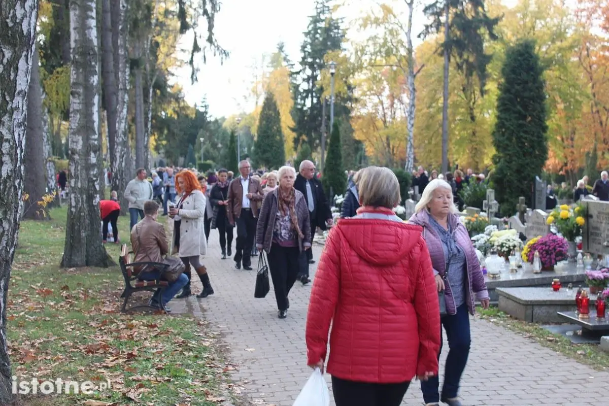 Bolesławianie odwiedzają groby swoich bliskich