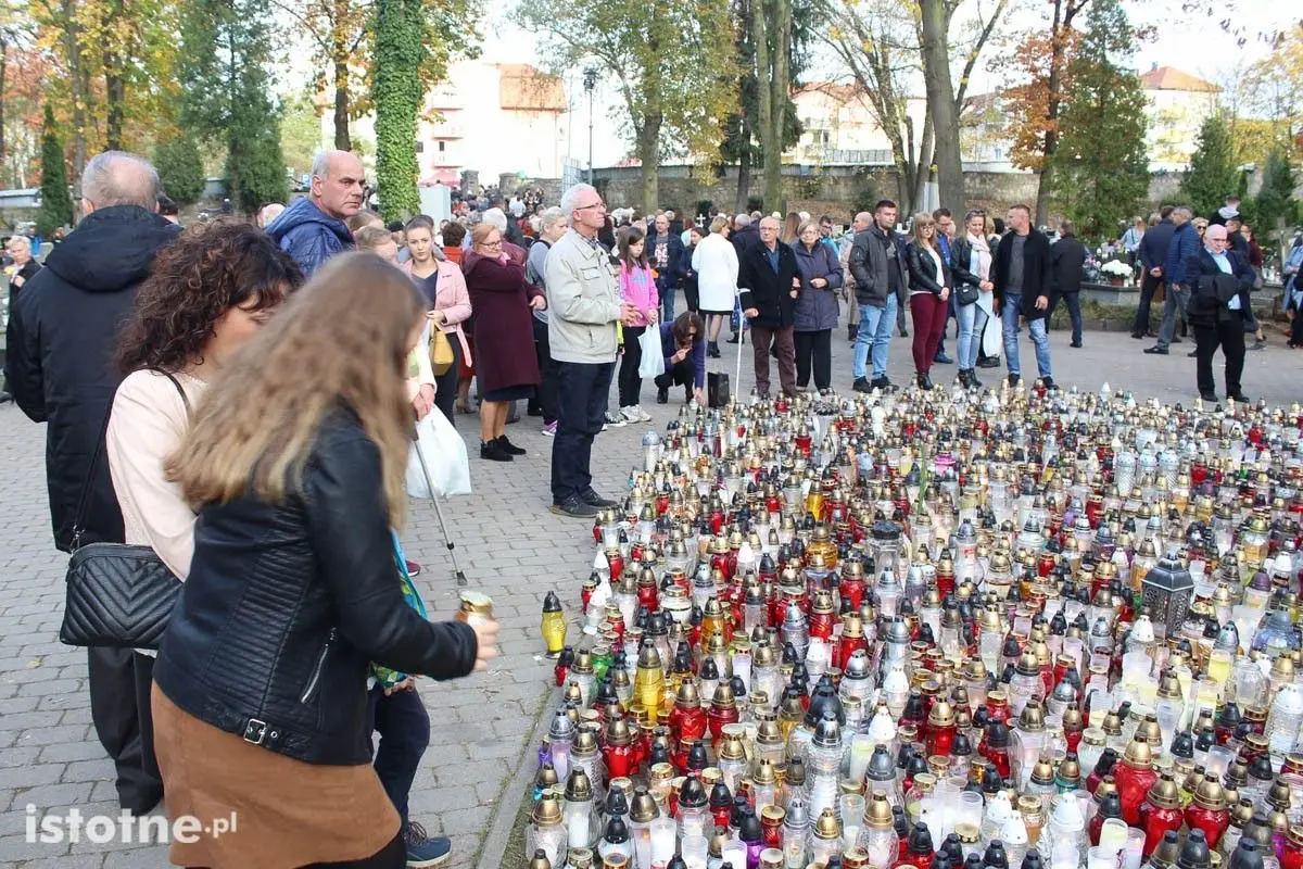 Bolesławianie odwiedzają groby swoich bliskich