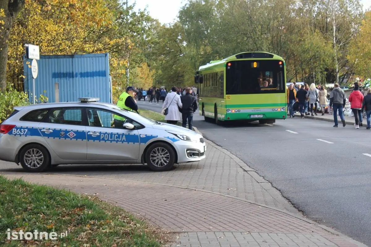 Bolesławianie odwiedzają groby swoich bliskich