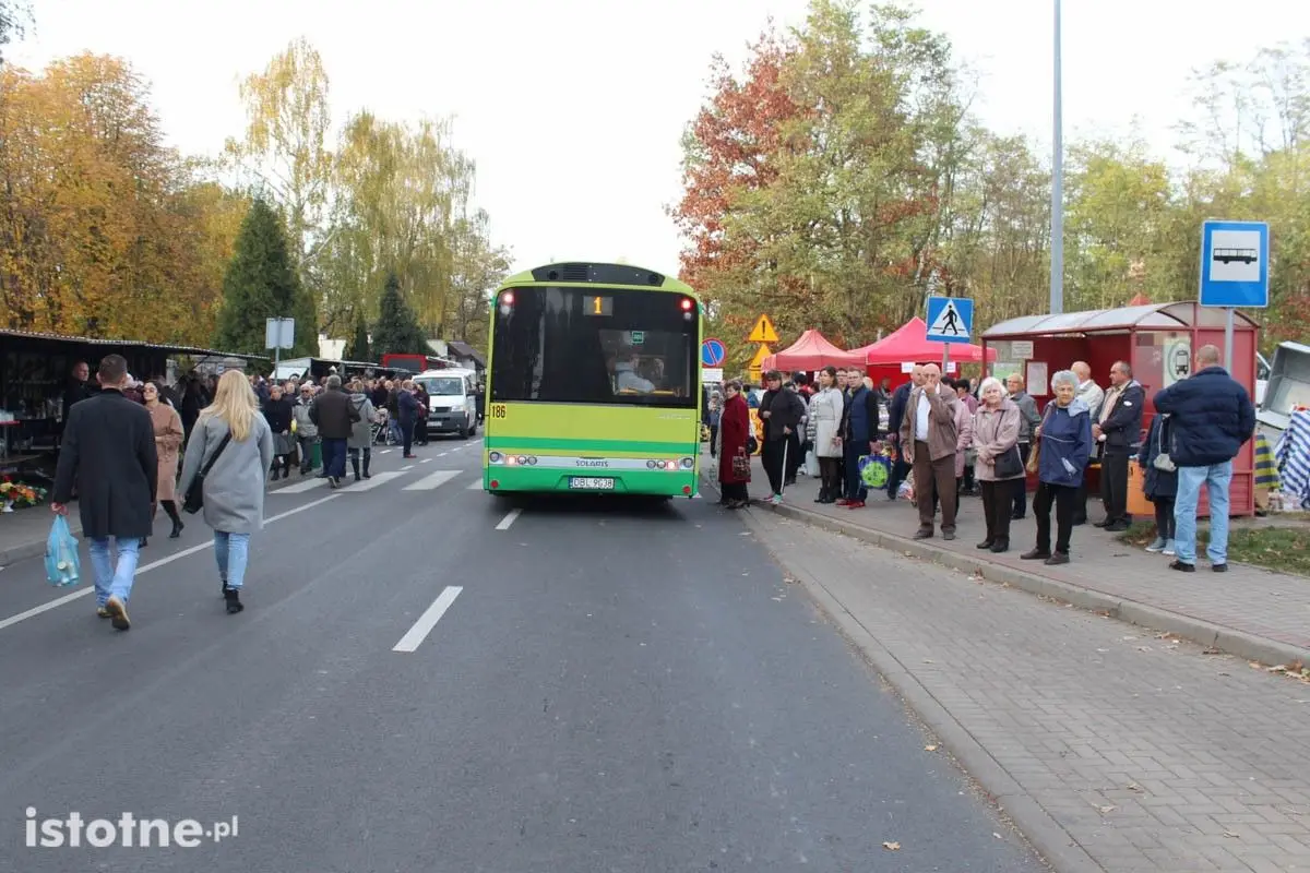 Bolesławianie odwiedzają groby swoich bliskich