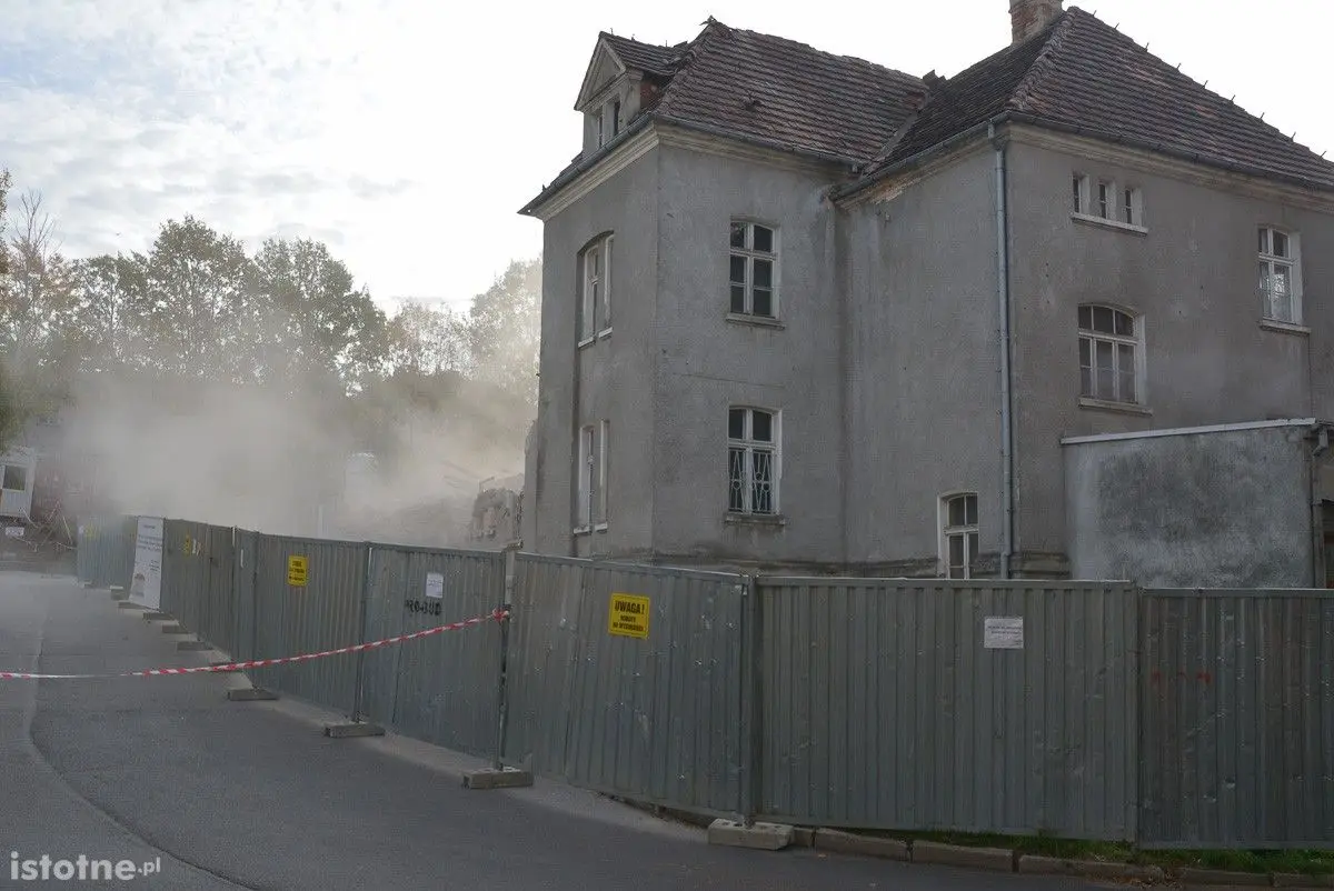 Burzą stary oddział zakaźny. Rusza budowa bloku operacyjnego w szpitalu powiatowym