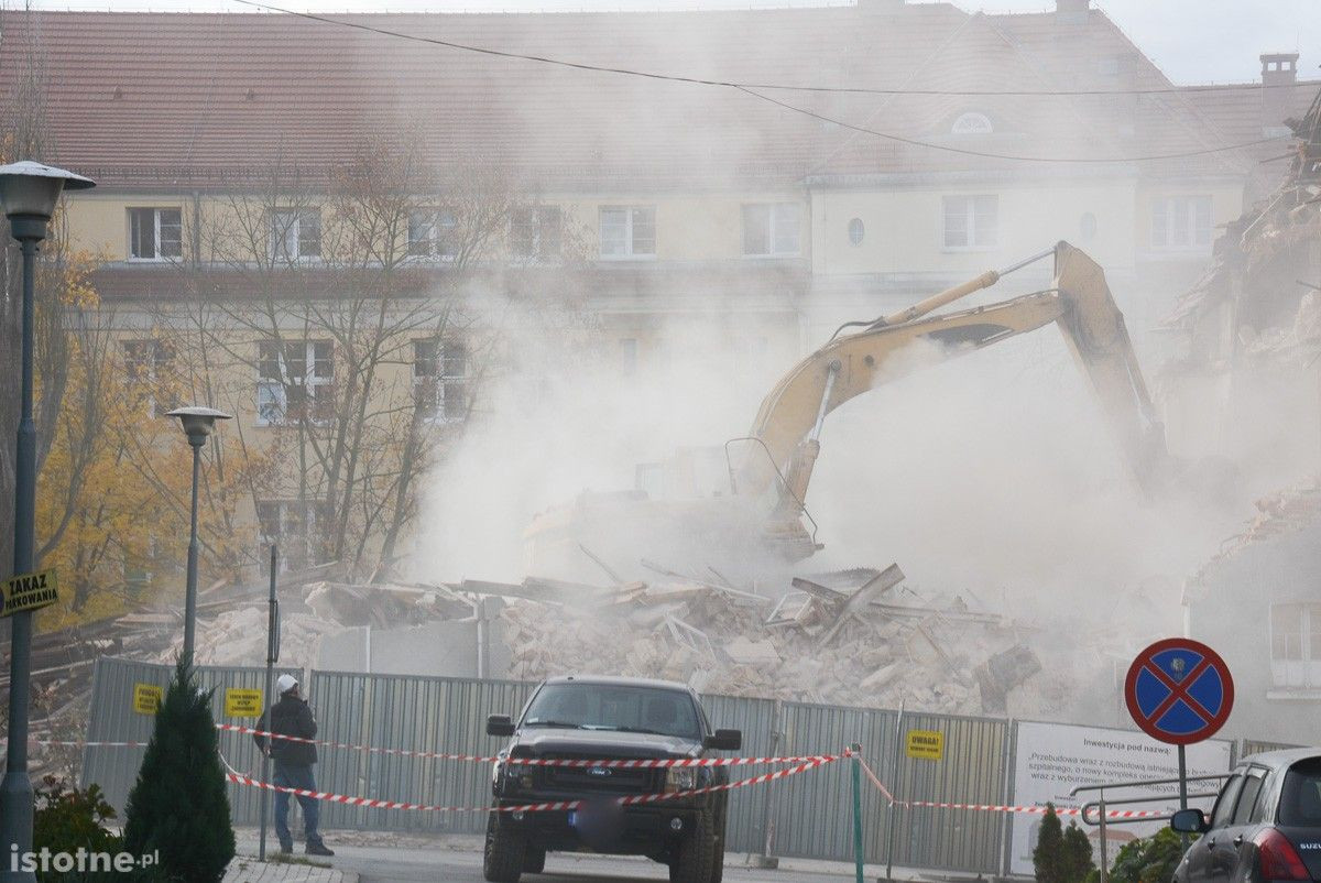 Burzą stary oddział zakaźny. Rusza budowa bloku operacyjnego w szpitalu powiatowym