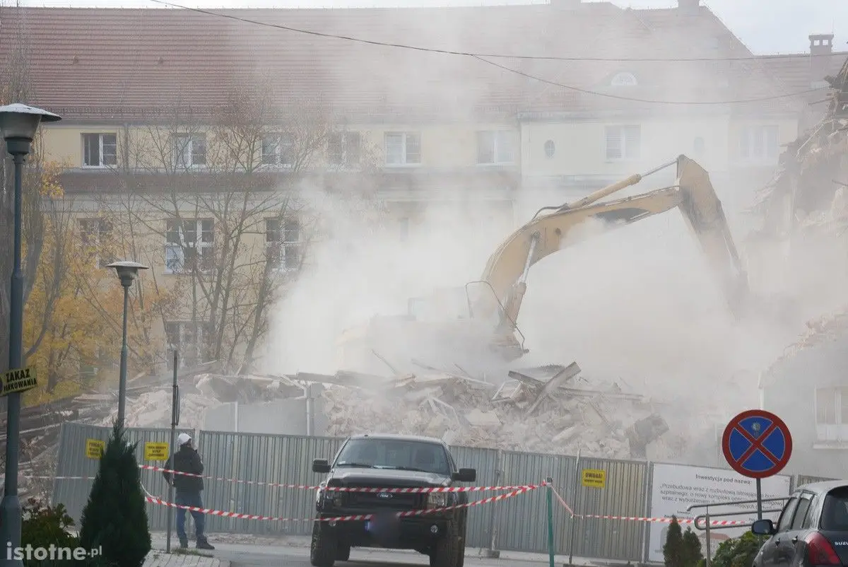 Burzą stary oddział zakaźny. Rusza budowa bloku operacyjnego w szpitalu powiatowym