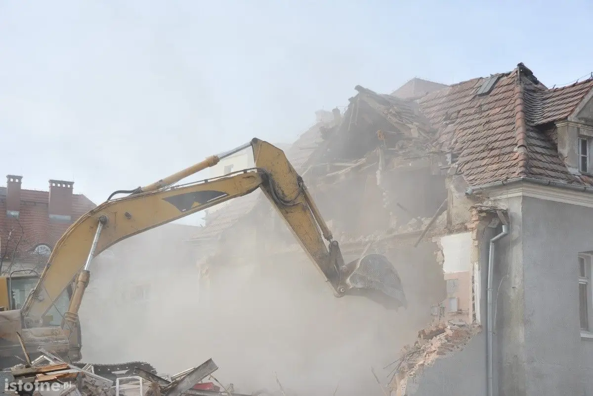 Burzą stary oddział zakaźny. Rusza budowa bloku operacyjnego w szpitalu powiatowym