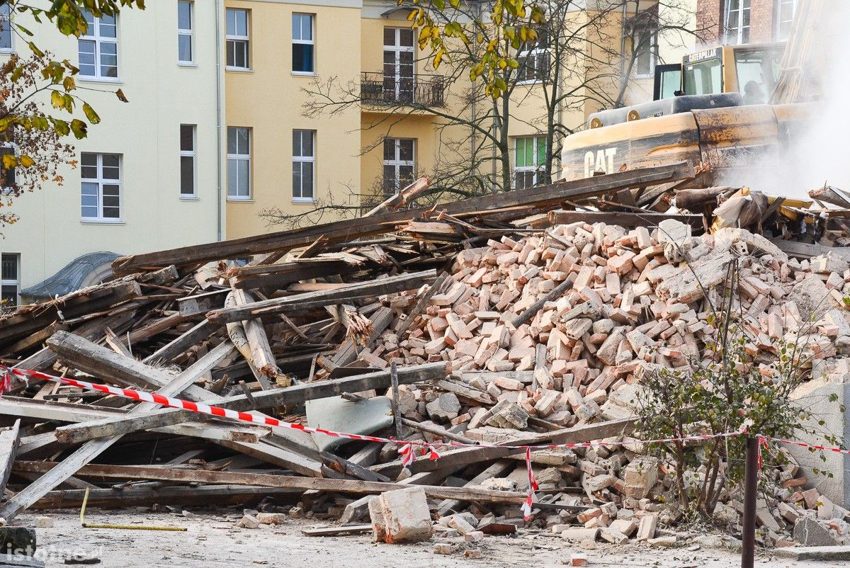 Burzą stary oddział zakaźny. Rusza budowa bloku operacyjnego w szpitalu powiatowym