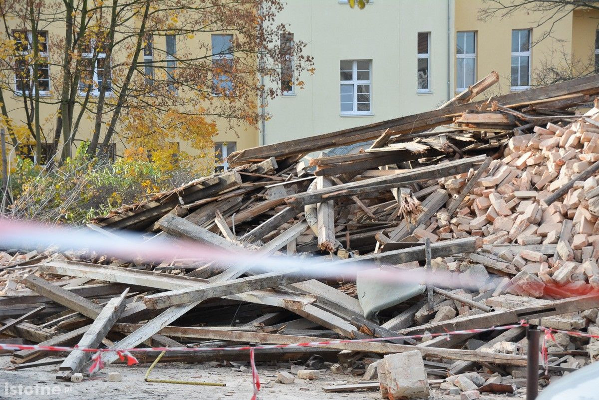 Burzą stary oddział zakaźny. Rusza budowa bloku operacyjnego w szpitalu powiatowym