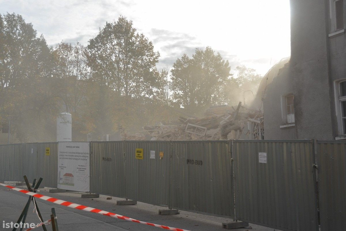 Burzą stary oddział zakaźny. Rusza budowa bloku operacyjnego w szpitalu powiatowym