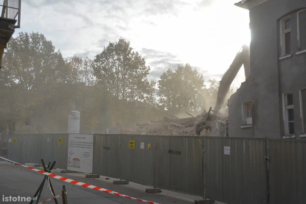 Burzą stary oddział zakaźny. Rusza budowa bloku operacyjnego w szpitalu powiatowym