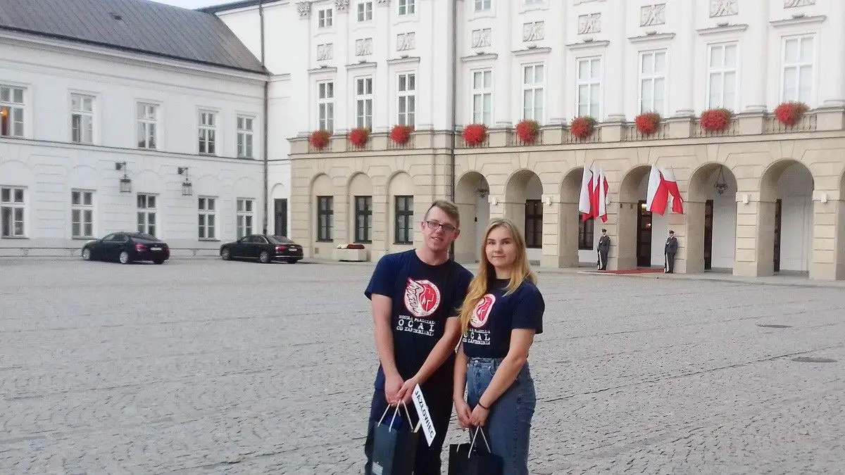 Wolontariusze akcji ratowania polskich nekropolii z wizytą u prezydenta RP