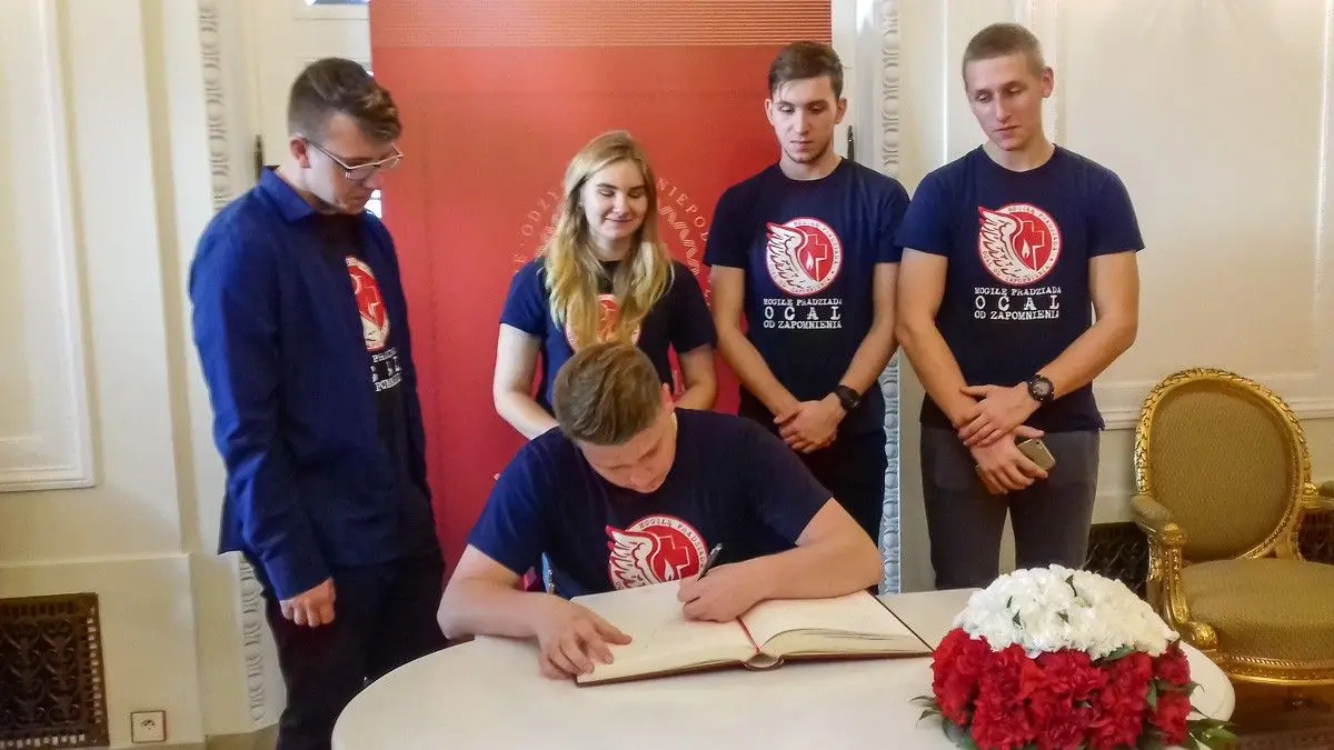Wolontariusze akcji ratowania polskich nekropolii z wizytą u prezydenta RP