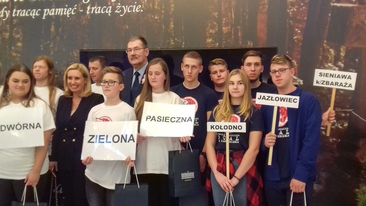 Wolontariusze akcji ratowania polskich nekropolii z wizytą u prezydenta RP