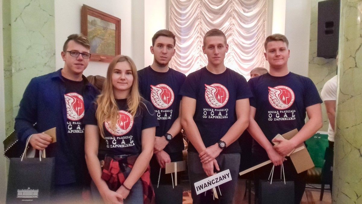 Wolontariusze akcji ratowania polskich nekropolii z wizytą u prezydenta RP