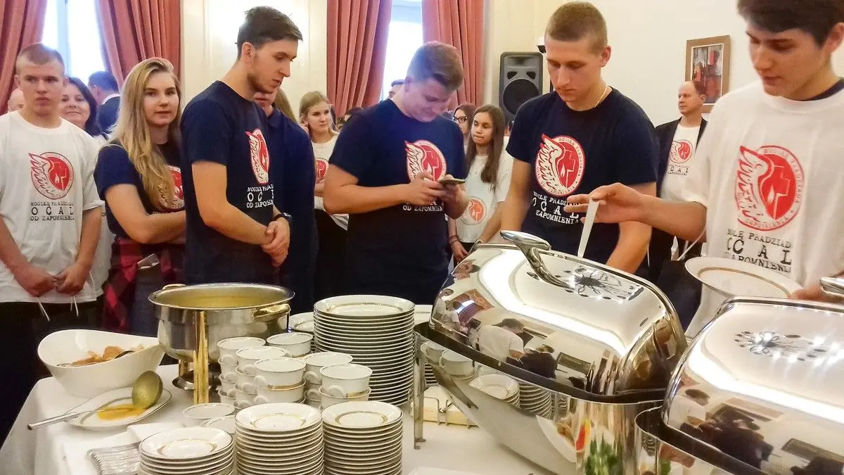 Wolontariusze akcji ratowania polskich nekropolii z wizytą u prezydenta RP