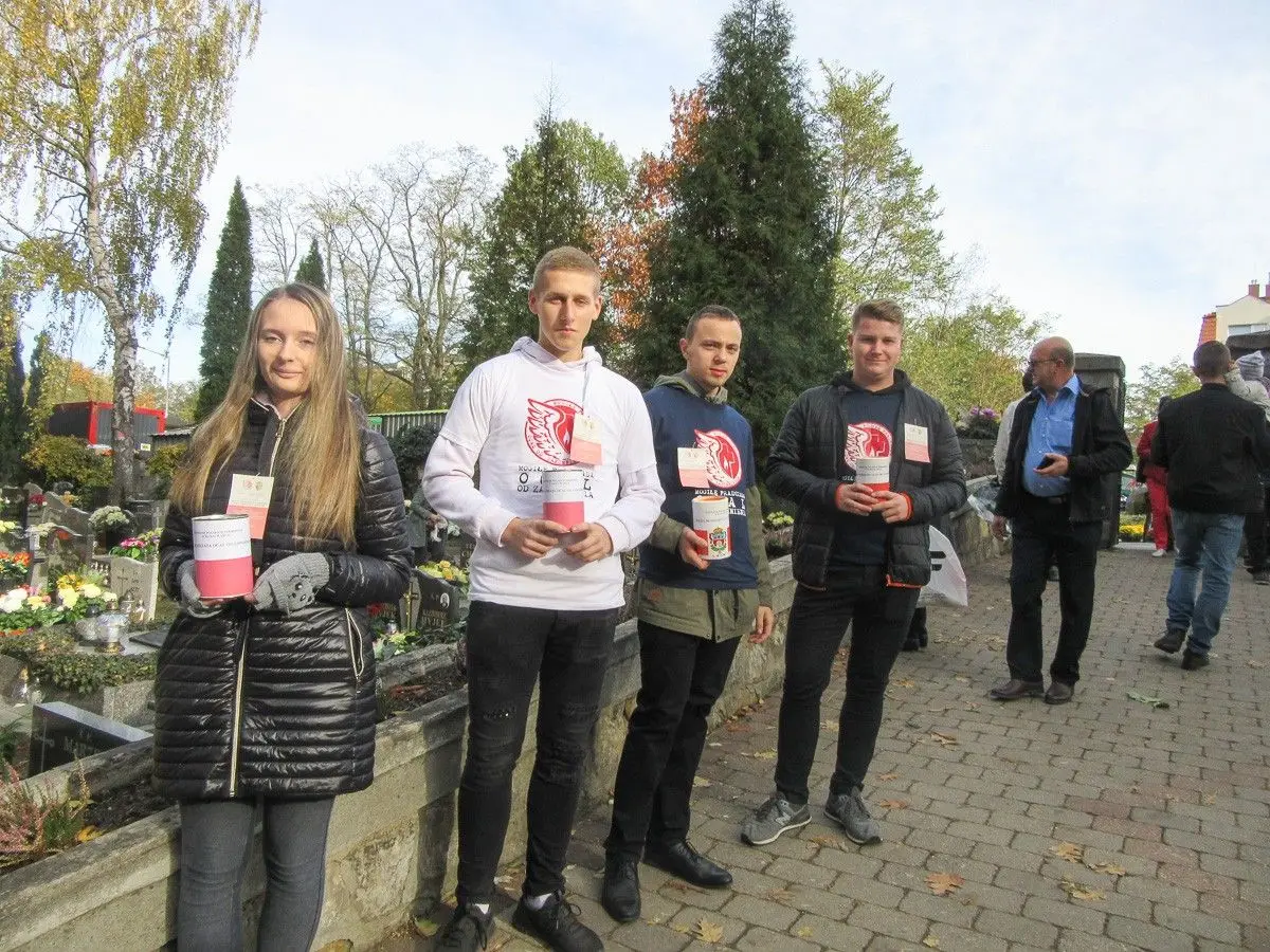 Kwestowali na rzecz akcji „Mogiłę pradziada ocal od zapomnienia”