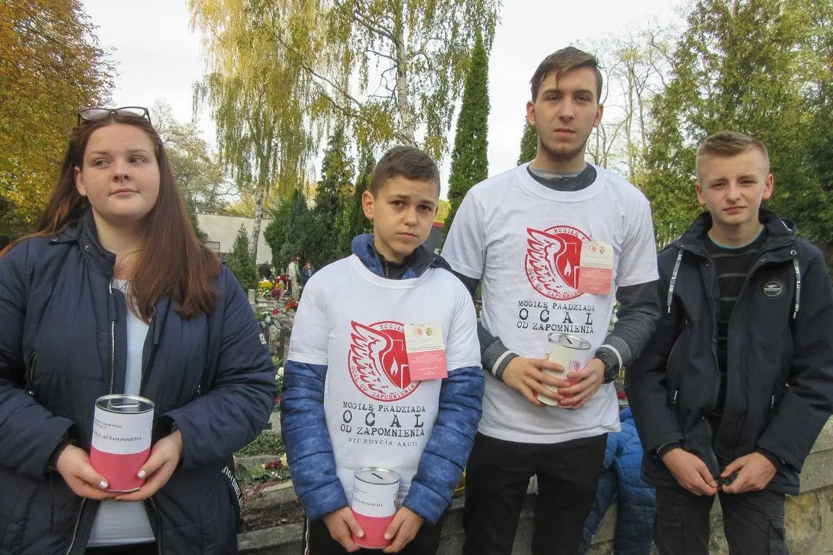 Kwestowali na rzecz akcji „Mogiłę pradziada ocal od zapomnienia”