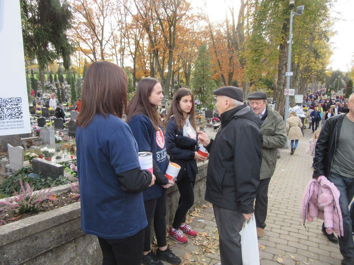 Kwestowali na rzecz akcji „Mogiłę pradziada ocal od zapomnienia”