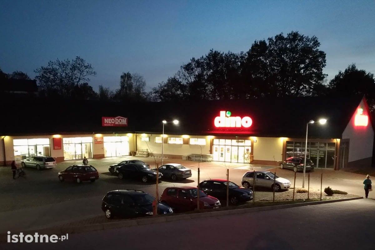 Latarnie przed sklepem Dino w Bolesławcu