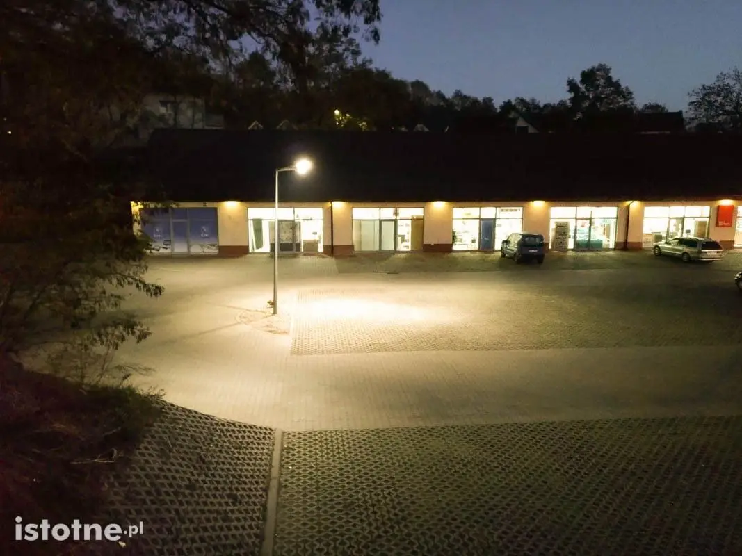 Latarnie przed sklepem Dino w Bolesławcu