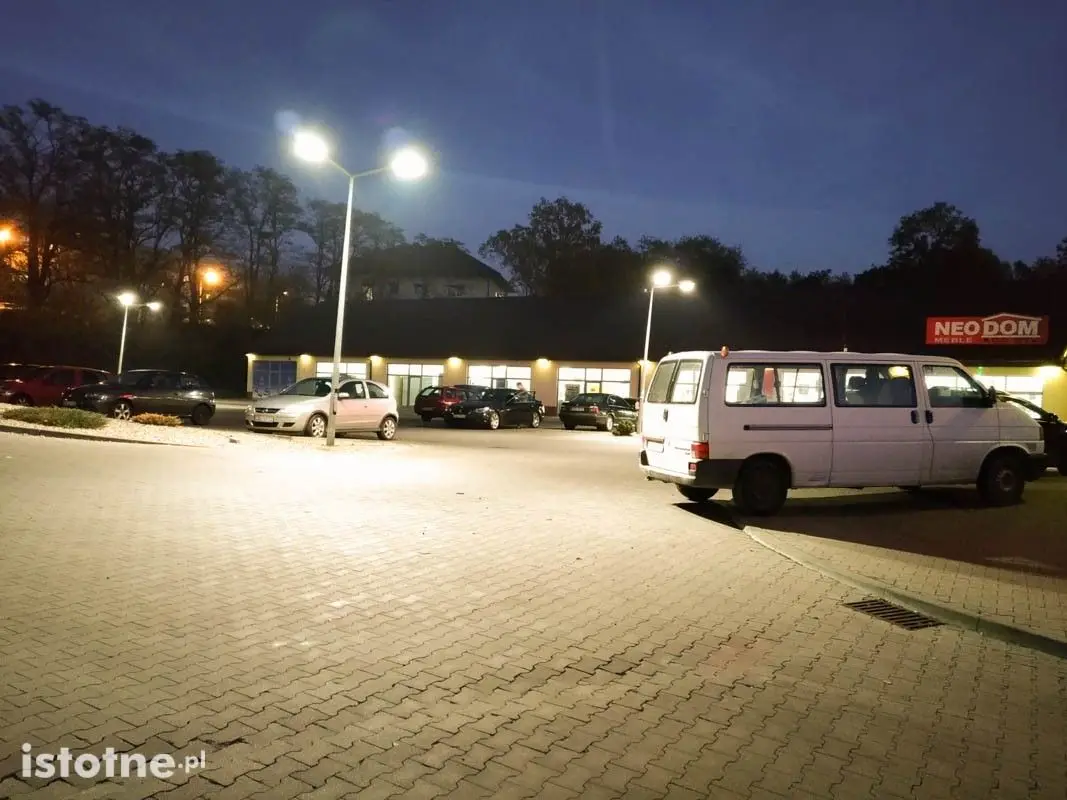 Latarnie przed sklepem Dino w Bolesławcu