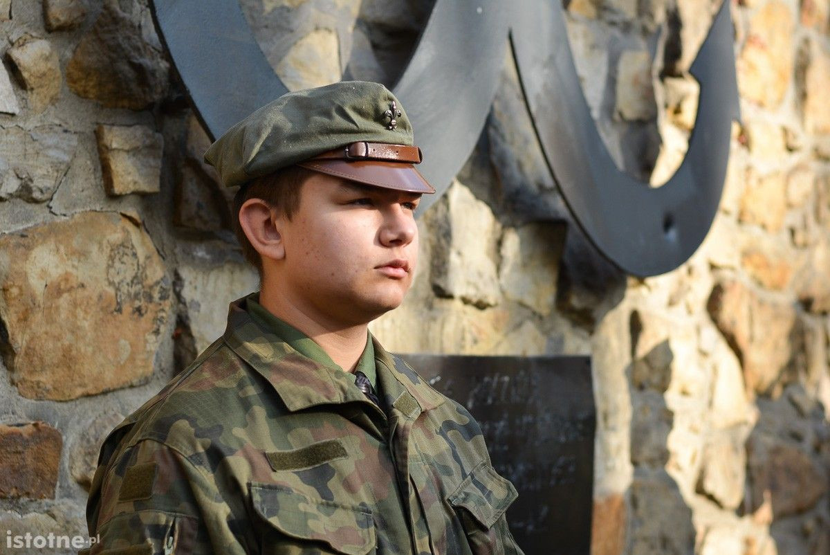 Tzw. park Waryńskiego w Bolesławcu wreszcie nosi właściwe imię – hm. Huberta Bonina